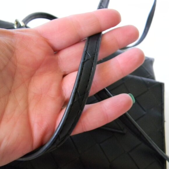 STEVE MADDEN BLACK WOVEN CLUTCH CROSSBODY O-RING DETAIL - Picture 7 of 9